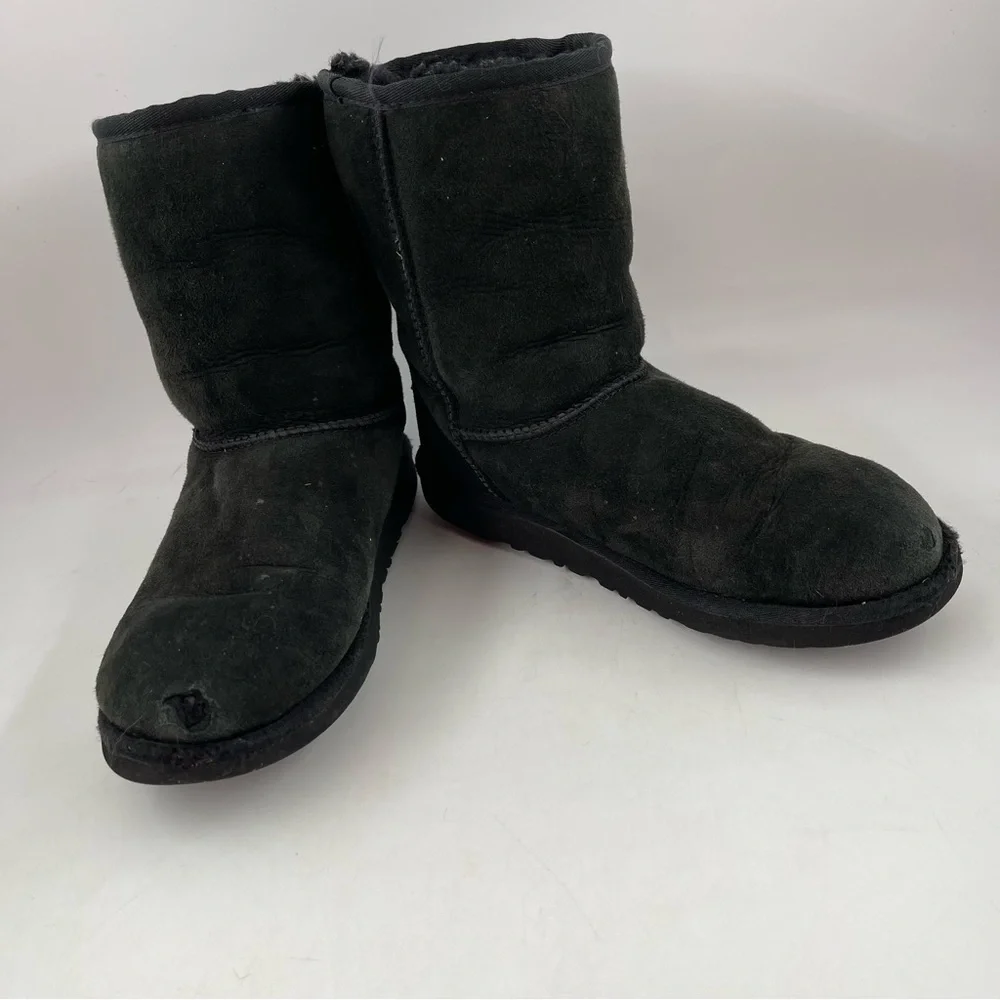 Ugg Kids Classic Short II- Size 6 Y -Black Sheepskin Winter Boots